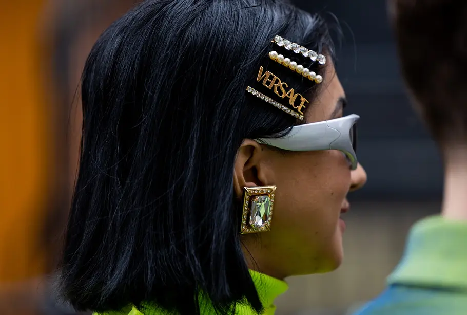Frisur für dünnes und mittellanges Haar: Bob mit Haarspangen Dünnes Haar? Diese Frisuren sind mittellang und schenken Volumen