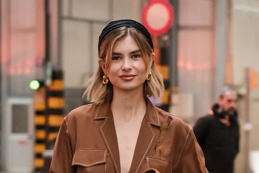 Mittellange Frisur für dünnes Haar: Bob mit Curtain Bangs und Haarband Dünnes Haar? Diese Frisuren sind mittellang und schenken Volumen
