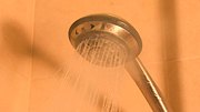 Eine Pflanze in der Dusche kann wohltuend und belebend wirken. - Foto: iStock