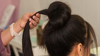 Dutt mit Duttkissen schnelle Frisuren zum Nachmachen - Foto: Vagengeym_Elena/iStock