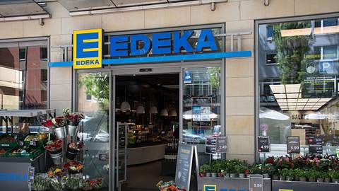 Edeka Laden mit vielen Blumen vor der automatischen Schiebetür - Foto: Anne Czichos/iStock (Themenbild)