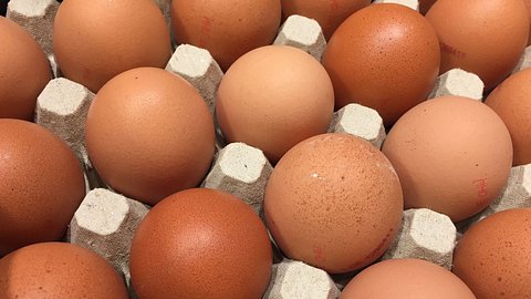 Edeka stoppt XL-Eier. - Foto: iStock/Cineberg