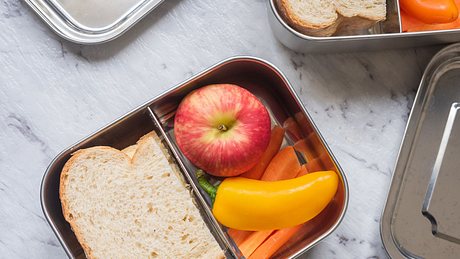 Edelstahl Brotdose mit einem Butterbrot - Foto: gettyimages/natalie_board