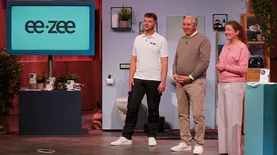 Tom-Lewis (l.), Sandra und Heiko Geffers beim Pitch. - Foto: RTL / Stefan Gregorowius