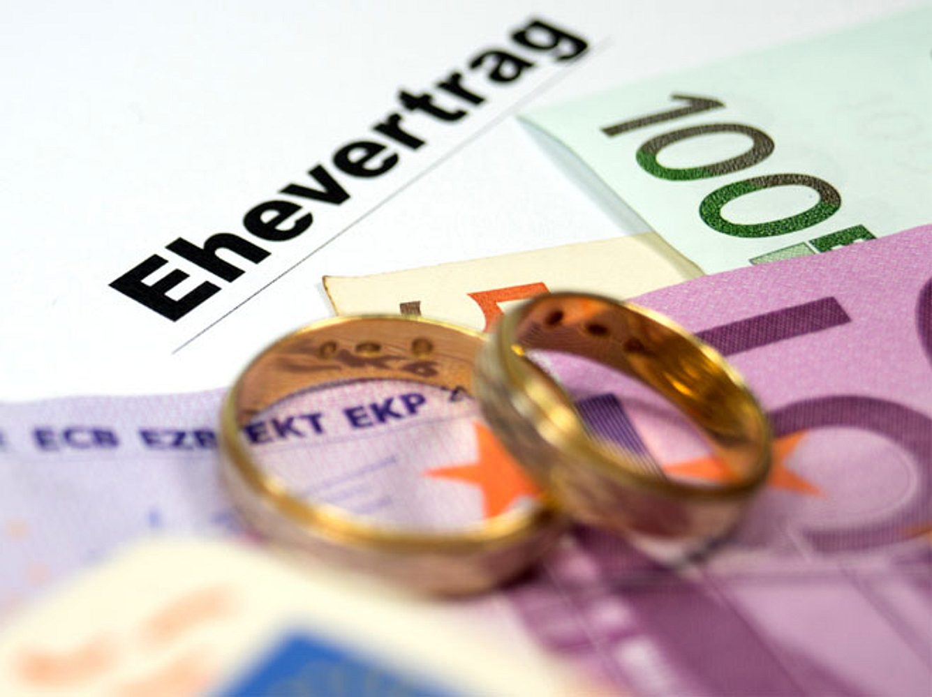 Die Gebühren für die Trauung im Standesamt sind in manchen deutschen Städten besonders teuer. Die Gebühren für die Trauung im Standesamt sind in manchen deutschen Städten besonders teuer.
