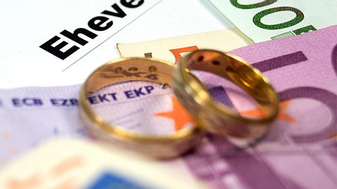 Die Gebühren für die Trauung im Standesamt sind in manchen deutschen Städten besonders teuer. - Foto: iStock
