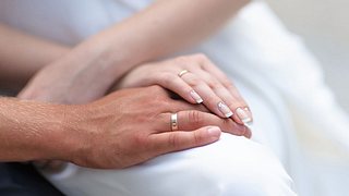 Die Beziehungsdauer vor der Eheschließung kann die Wahrscheinlichkeit einer Scheidung stark beeinflussen. - Foto: iStock