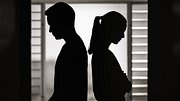 Schwarz-weiß Silhouetten von einem Paar, das Rücken an Rücken zu einander steht. - Foto: kieferpix/iStock