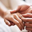 Die besten Beispiele und Inspirationen für dein Eheversprechen findest du hier! - Foto: PeopleImages / iStock