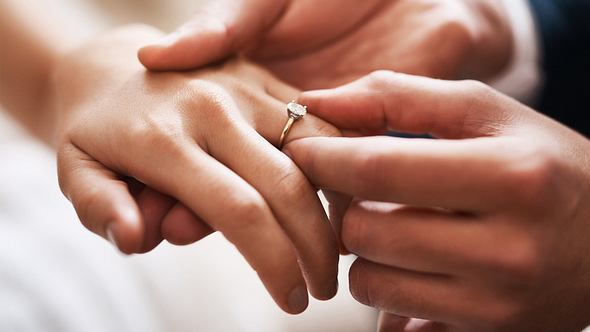 Die besten Beispiele und Inspirationen für dein Eheversprechen findest du hier! - Foto: PeopleImages / iStock