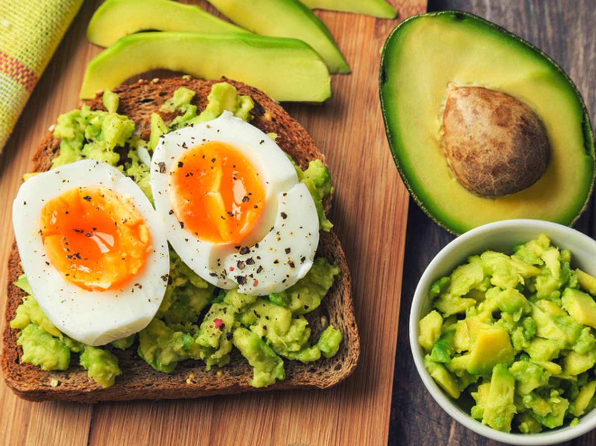 Diät-Rezept: Eier mit Avocado auf Toast