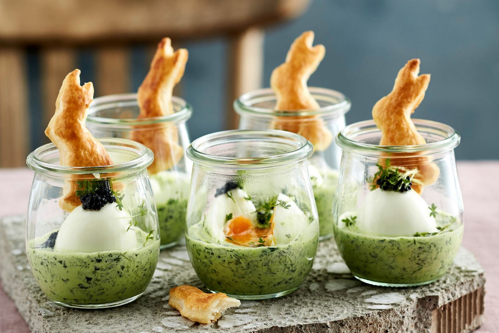 Eier im Glas: Rezept mit Blätterteighasen Rezept | Wunderweib