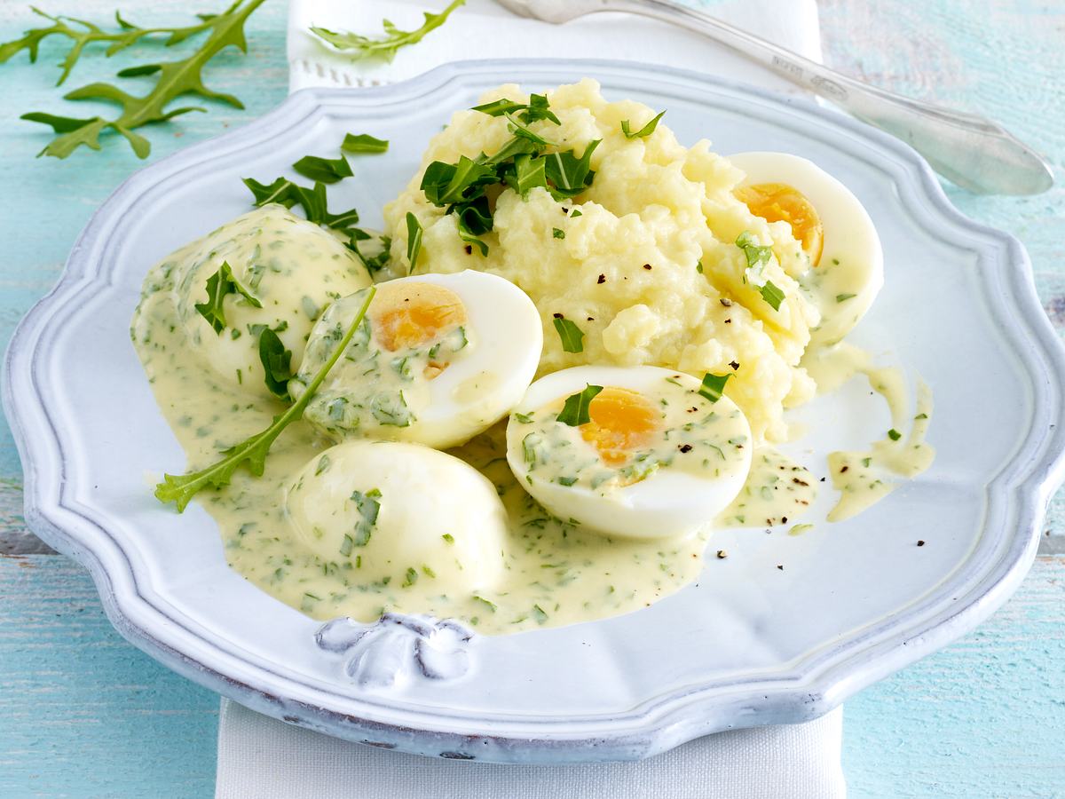 Eier in Senf-Rauke-Soße zu Kartoffelpüree