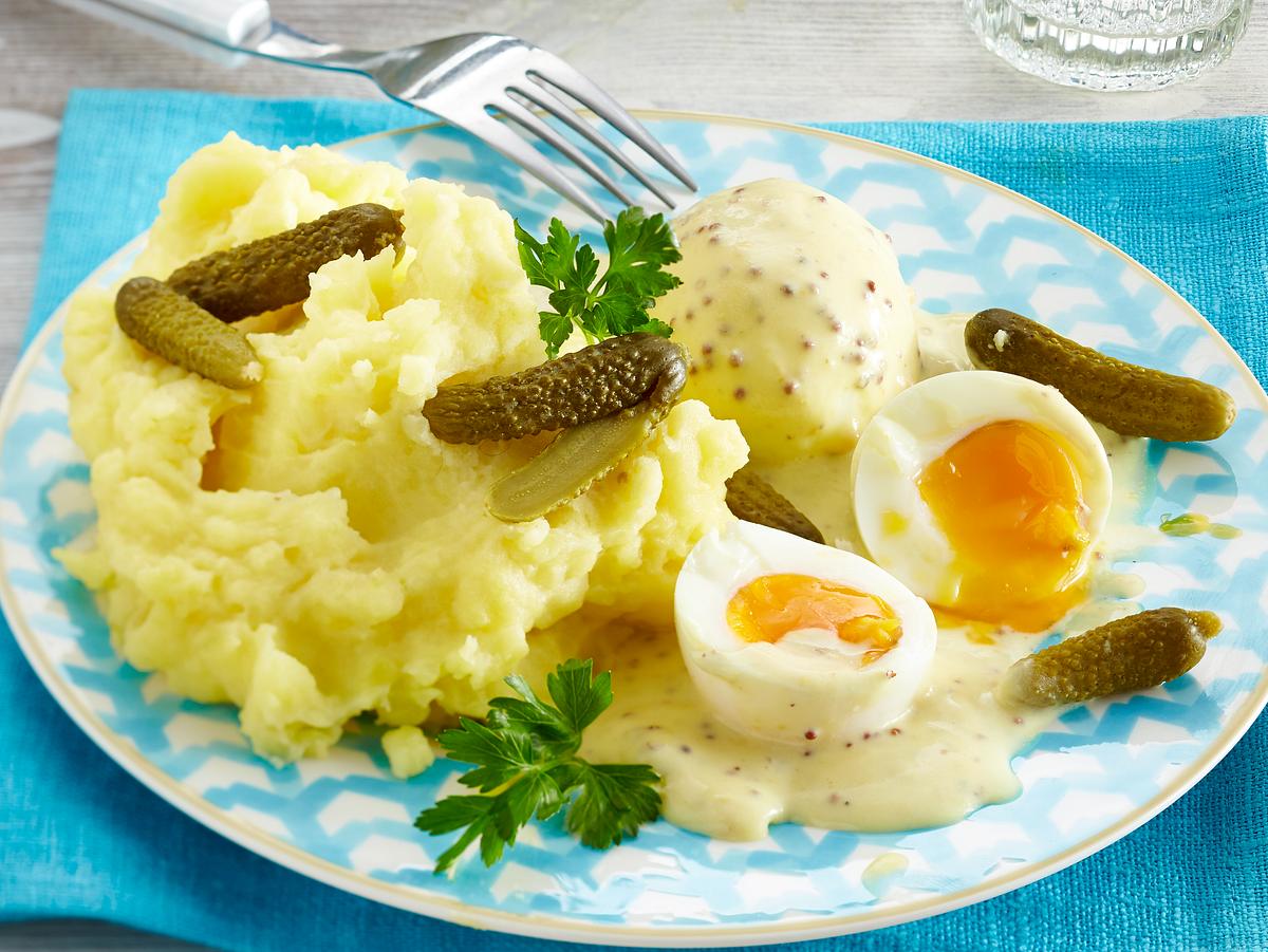 Eier in Senfsoße nach Omas Rezept: Mit Kartoffelpüree und Gewürzgurken