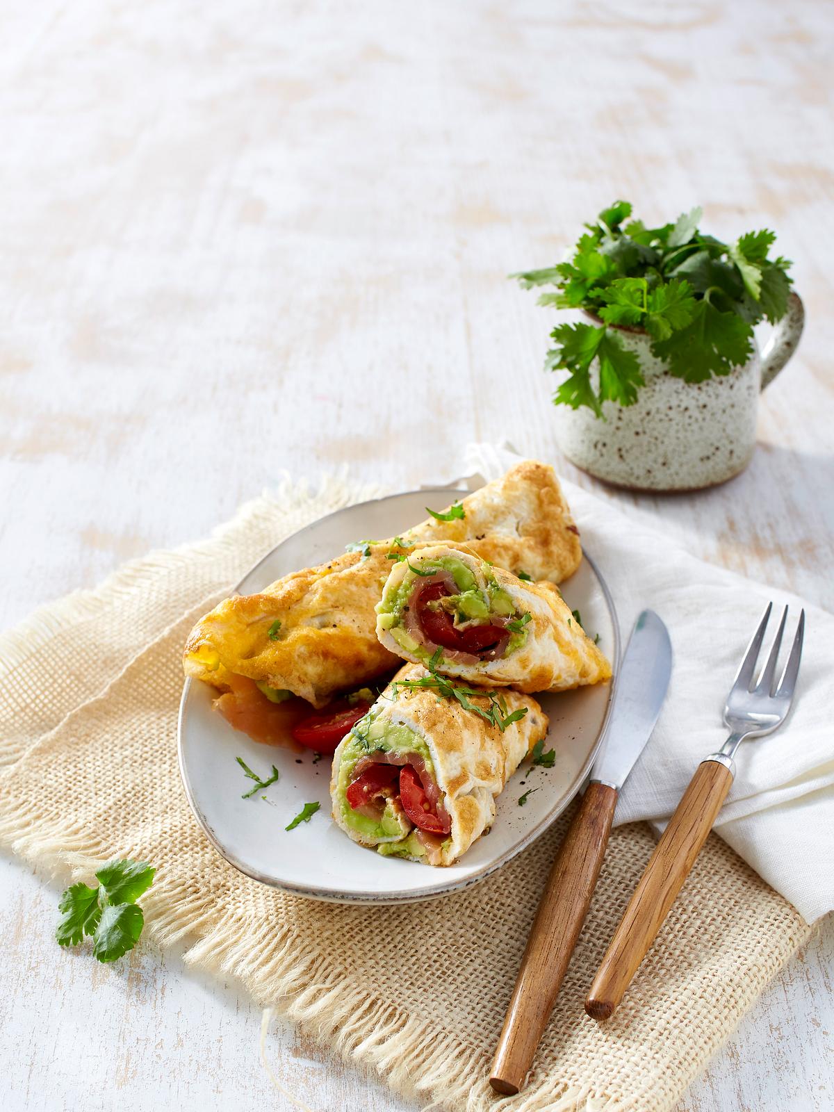 Eier-Wrap mit Lachs und Avocado als Frühstück ohne Kohlenhydrate