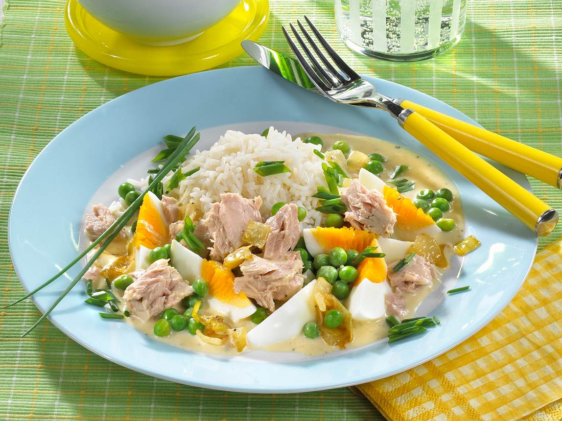 Eierfrikassee mit Thunfisch und Erbsen Eierfrikassee mit Thunfisch und Erbsen