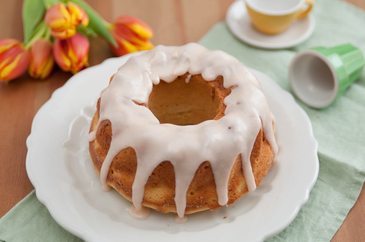 Eierlikör-Gugelhupf mit Pistazien