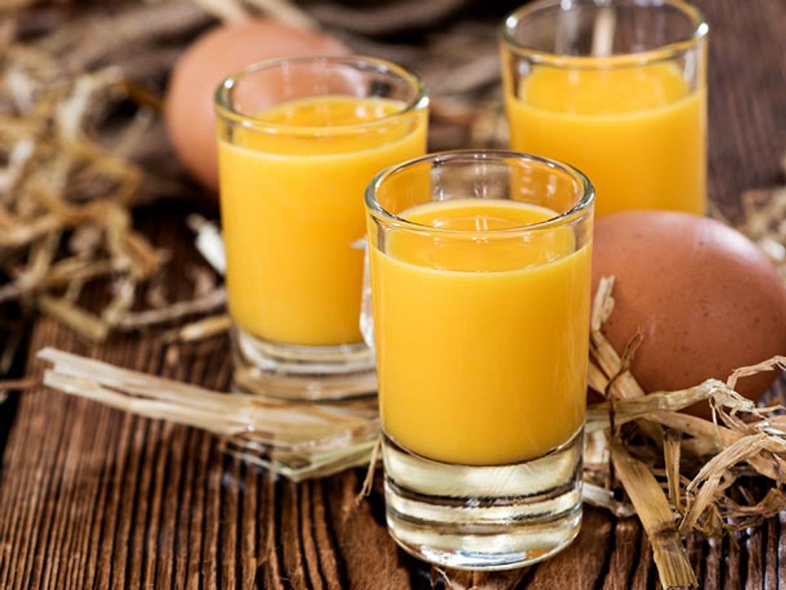Selbst gemachter Eierlikör ist so lecker und ein super Geschenk zu Ostern oder Weihnachten! Selbst gemachter Eierlikör ist so lecker und ein super Geschenk zu Ostern oder Weihnachten!