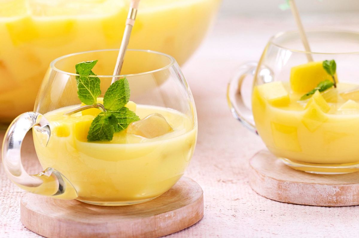 Eierlikörbowle: Rezept mit Ananas und Sekt