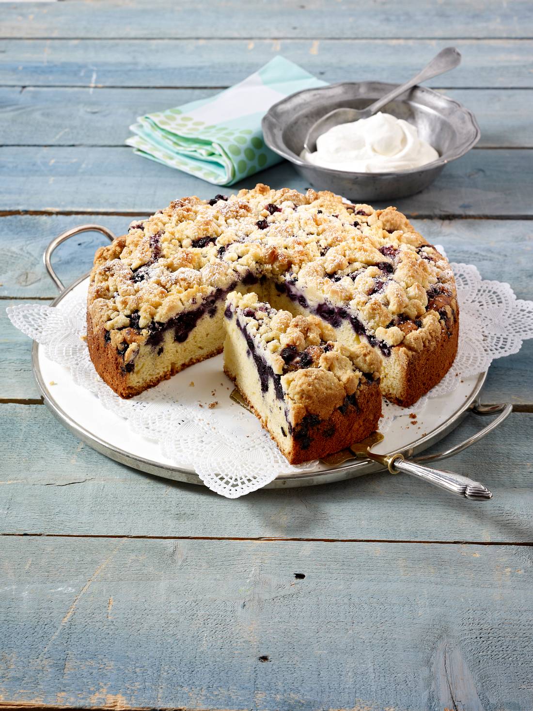 Eierlikörkuchen aus der Springform mit Orangenstreuseln Eierlikörkuchen aus der Springform mit Orangenstreuseln
