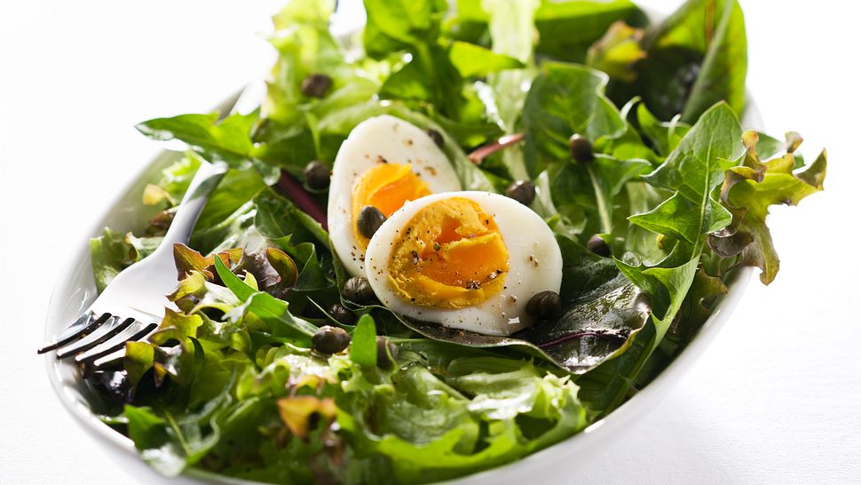 Eiersalat mit Kapern: Rezept mit wenig Kalorien ohne Mayo - Foto: dulezidar/iStock