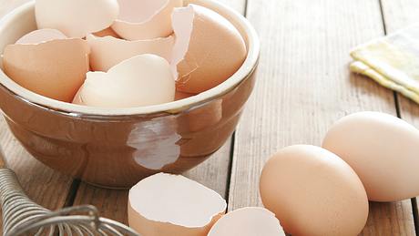 Eierschalen sind wahre Allrounder im Haushalt. - Foto: iStock/Worytko_Pawel