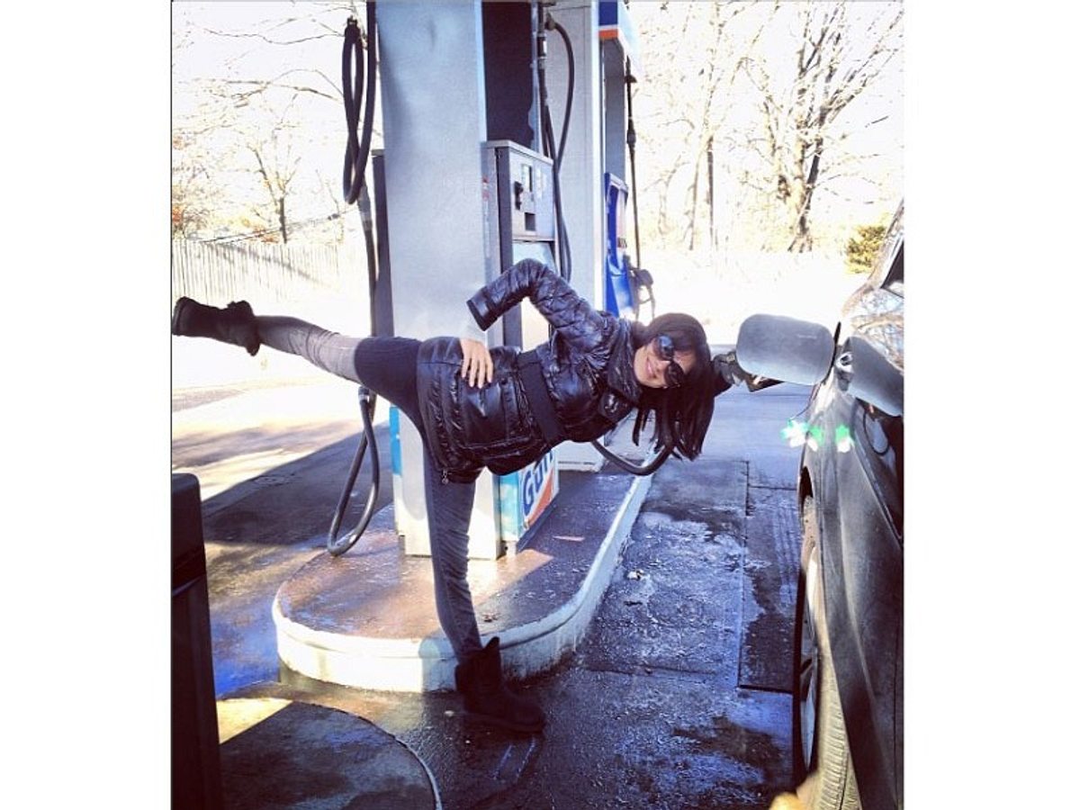 ein kurzer zwischenstopp an der tankstelle bietet genug zeit fuer eine kurze yoga pose