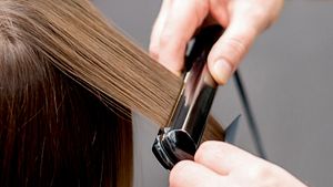 Wir zeigen einfache Frisuren für Anfänger mit kurzen Haaren. - Foto: istock/okskukuruza