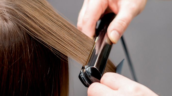 Wir zeigen einfache Frisuren für Anfänger mit kurzen Haaren. - Foto: istock/okskukuruza