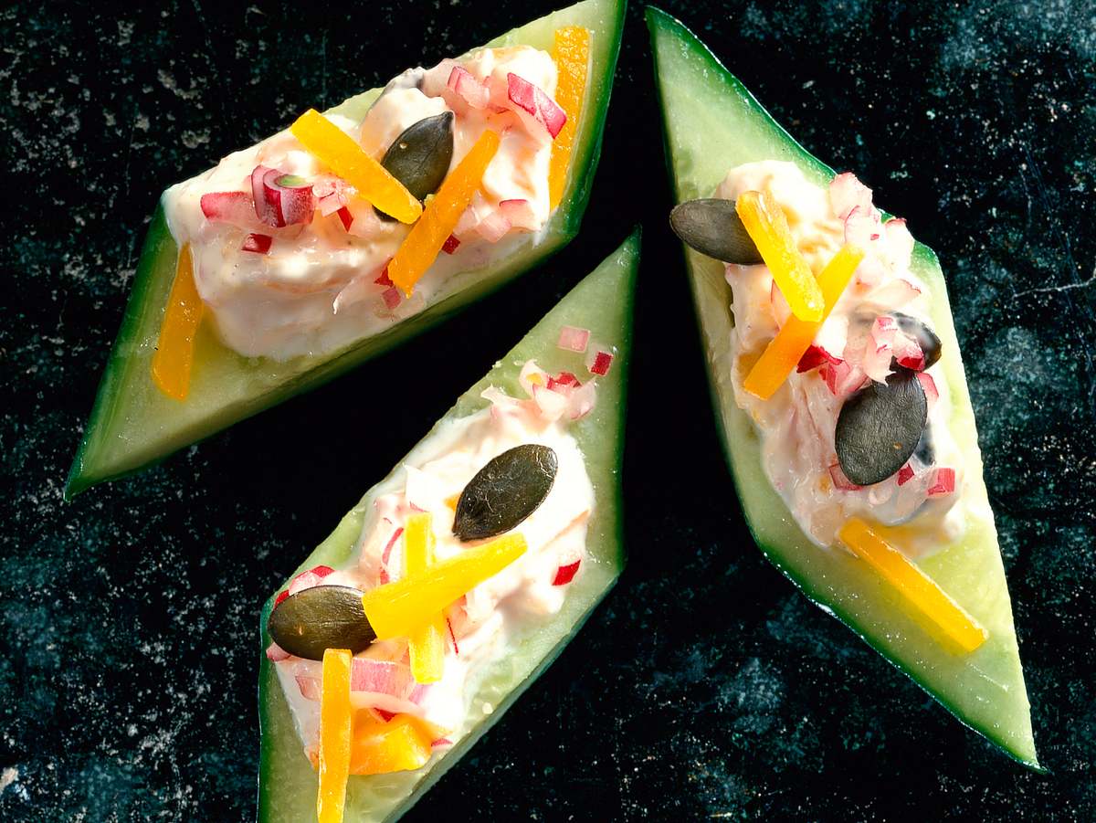 Einfache Idee fürs kalte Buffet: Gurkenschiffchen mit Kürbis-Quarkfüllung