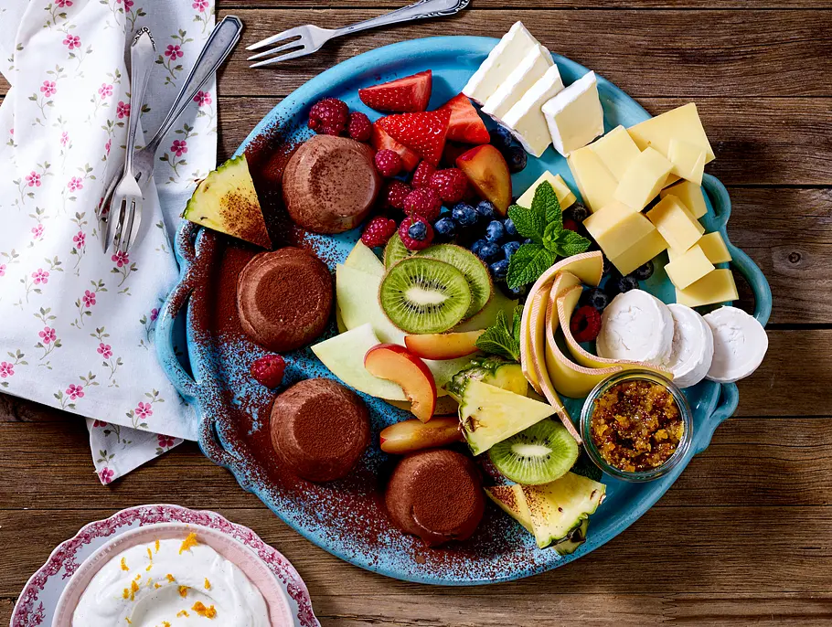 Einfache Käseplatte anrichten als Dessert mit Schoko Panna Cotta Einfache Käseplatte anrichten als Dessert mit Schoko Panna Cotta
