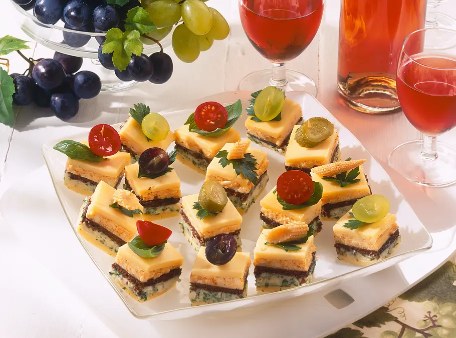 Einfache Käseplatte anrichten mal anders mit pikanten Käse-Petit-Fours Einfache Käseplatte anrichten mal anders mit pikanten Käse-Petit-Fours