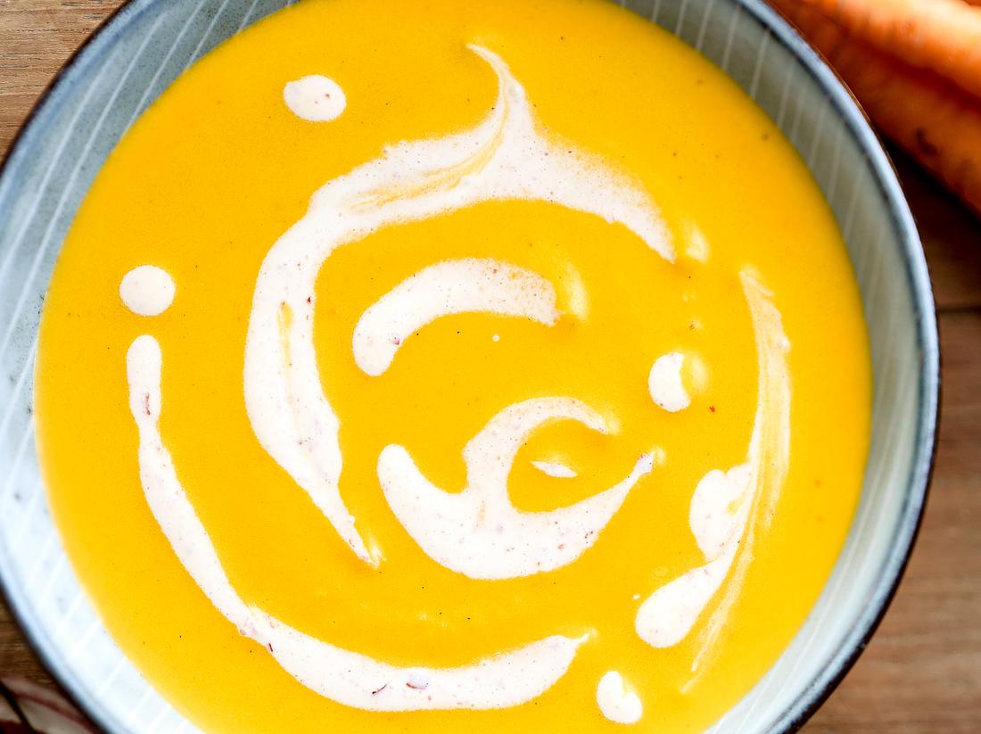 Einfache Kürbis-Karotten-Suppe mit roten Zwiebeln Einfache Kürbis-Karotten-Suppe mit roten Zwiebeln