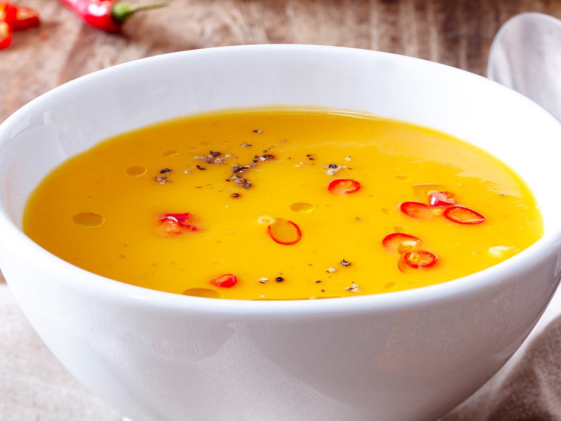 Einfache Kürbis Süßkartoffel Suppe mit Chilis und grobem Pfeffer Einfache Kürbis Süßkartoffel Suppe mit Chilis und grobem Pfeffer