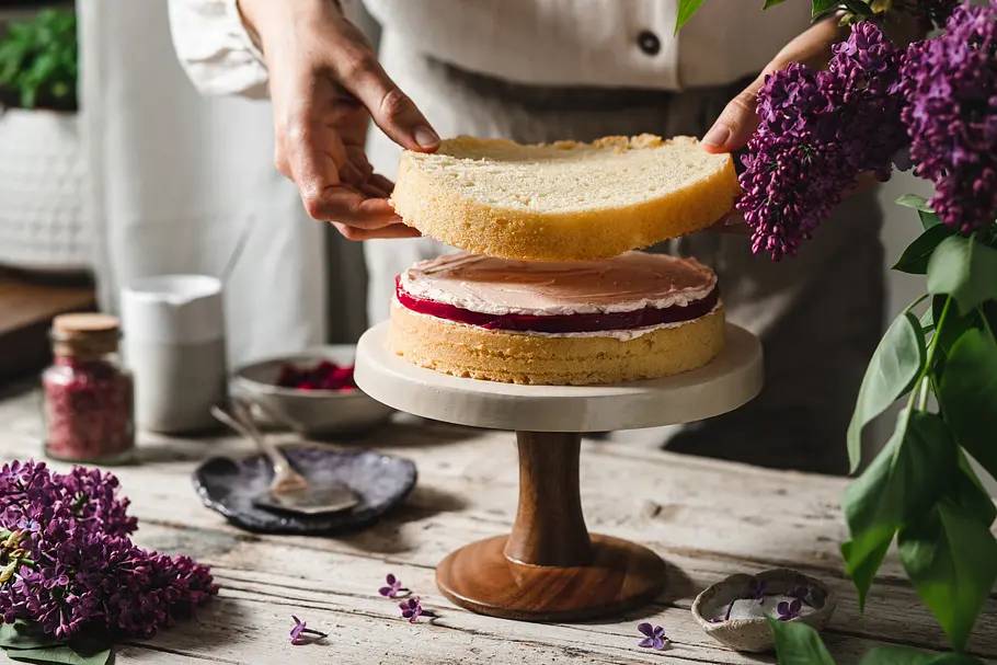 Einfacher Osterkuchen mit Vanille-Buttercreme Einfacher Osterkuchen mit Vanille-Buttercreme