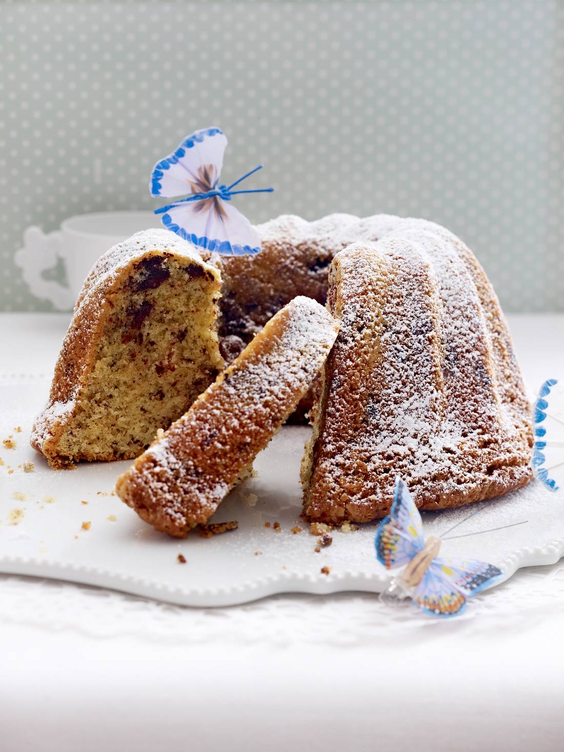 Einfacher Eierlikörkuchen mit Schokostückchen Einfacher Eierlikörkuchen mit Schokostückchen