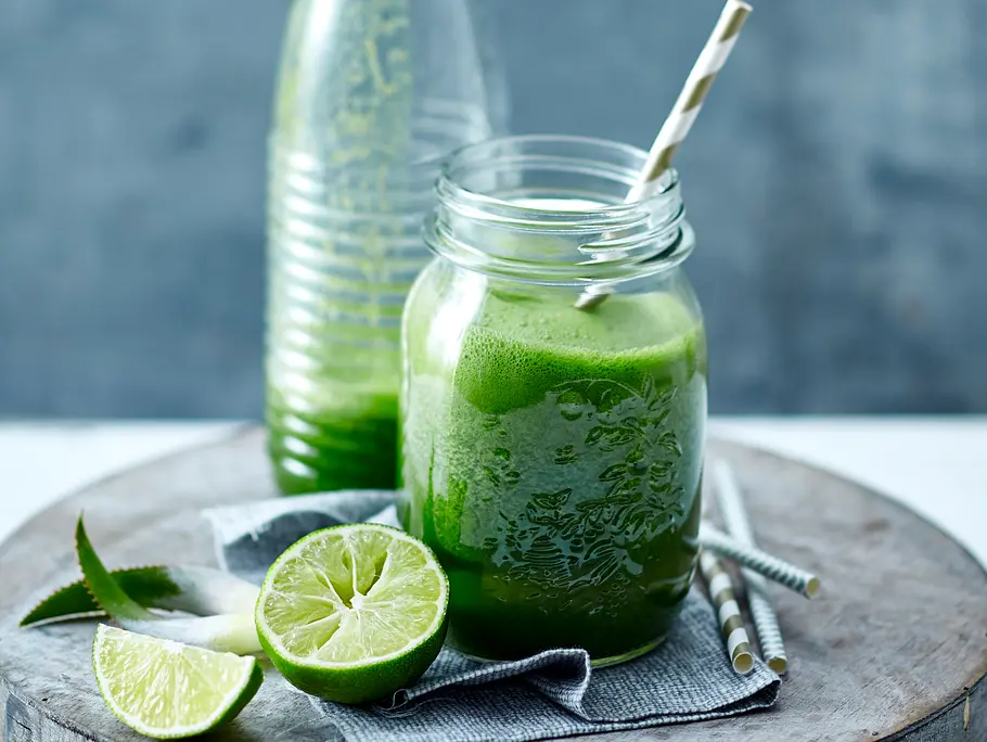 Einfacher Grünkohl Smoothie mit Ananas und Stevia Einfacher Grünkohl Smoothie mit Ananas und Stevia