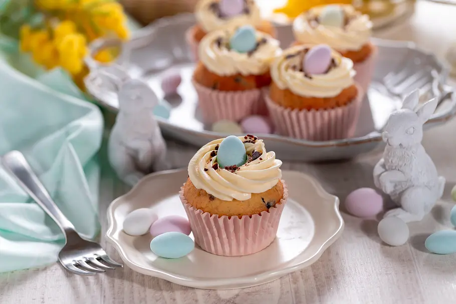 Backen zu Ostern: Karottenküchlein mit Frischkäse-Topping Backen zu Ostern: Karottenküchlein mit Frischkäse-Topping
