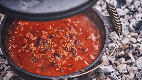 Unser einfaches Chili con Carne Rezept ist schnell gemacht und benötigt nur drei Zutaten. - Foto: iStock/GMVozd