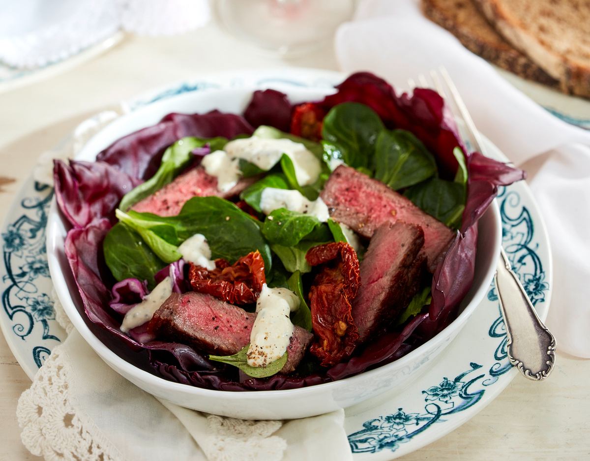 Einfaches Eiweiß Rezept für Feldsalat mit Rinderfilet in der Kohl-Bowl