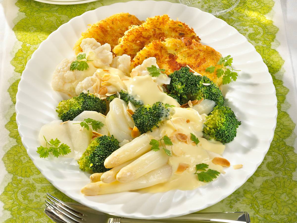 Einfaches Osterrezept vegetarisch: Gemüseplatte mit Kartoffelplätzchen und Käse-Soße