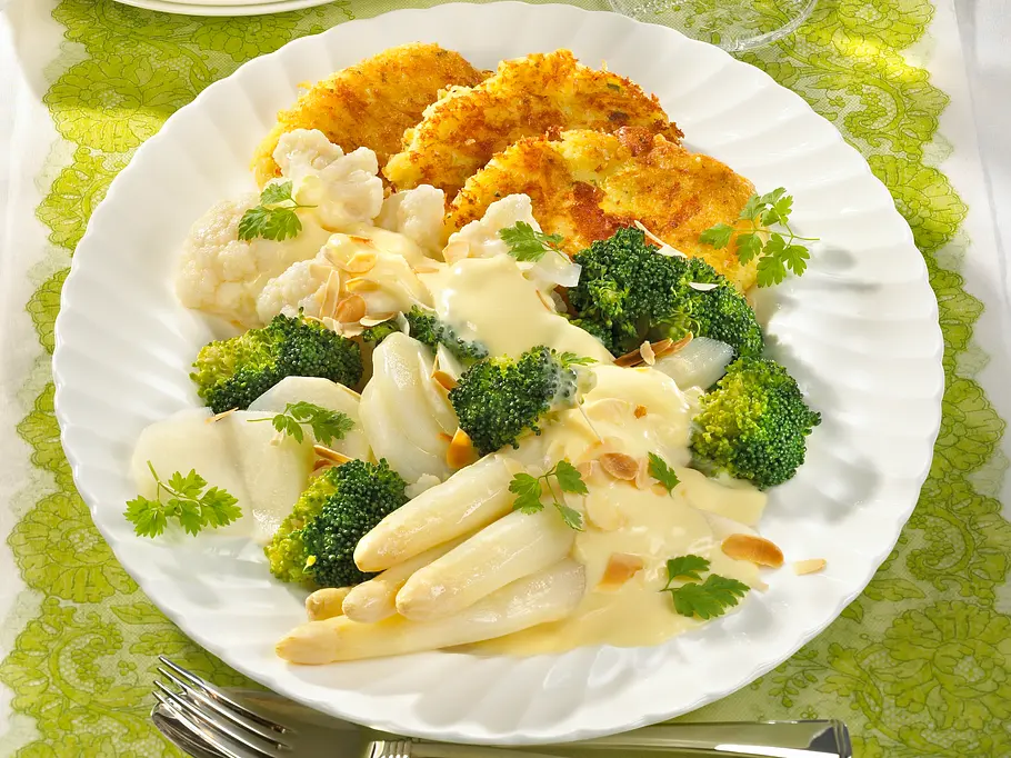 Einfaches Osterrezept vegetarisch: Gemüseplatte mit Kartoffelplätzchen und Käse-Soße Einfaches Osterrezept vegetarisch: Gemüseplatte mit Kartoffelplätzchen und Käse-Soße