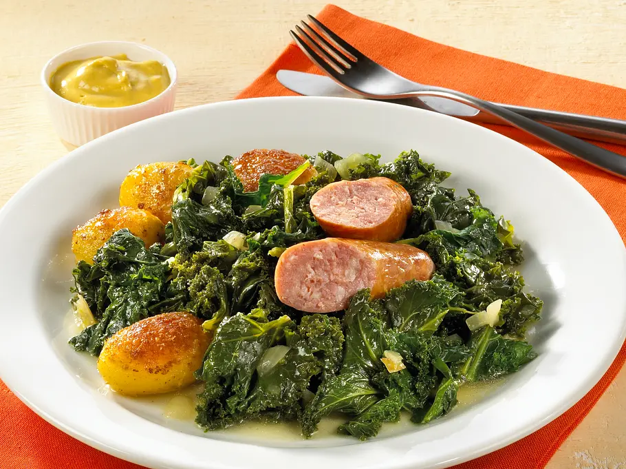 Einfaches Rezept für Grünkohl mit Mettwurst und Röstkartoffeln