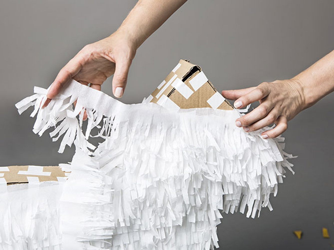 Anleitung für eine Einhorn-Pinata: So bastelst du das Fell Anleitung für eine Einhorn-Pinata: So bastelst du das Fell
