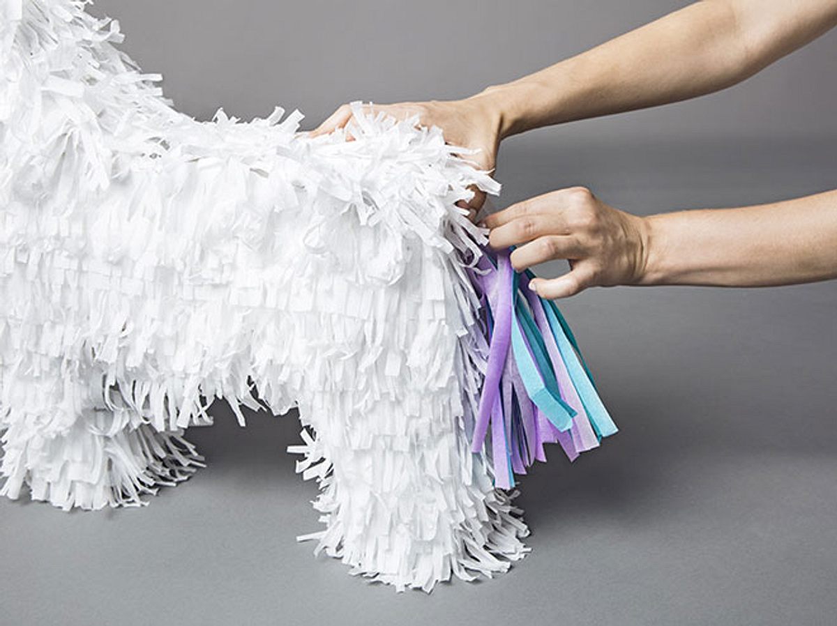 Anleitung für eine Einhorn-Pinata: Schweif und Mähne befestigen