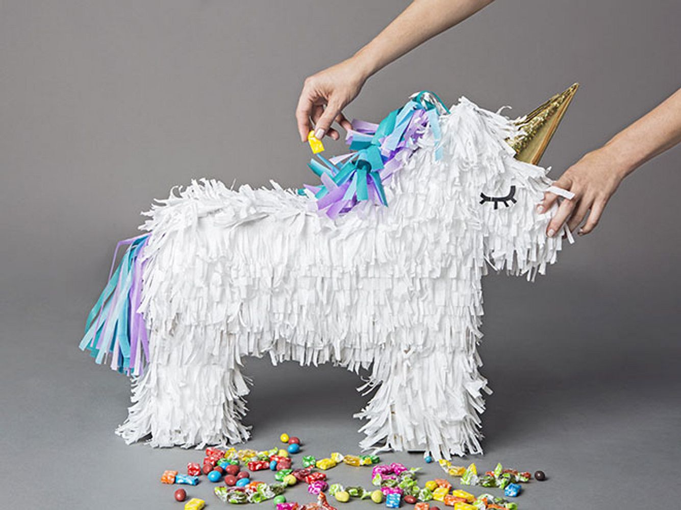 Anleitung für eine Einhorn-Pinata: Befülle die Pinata mit Süßigkeiten Anleitung für eine Einhorn-Pinata: Befülle die Pinata mit Süßigkeiten