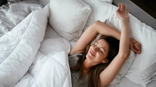 Frau schläft in einem Bett - Foto: iStockBoris Jovanovic Frau schläft in einem Bett - Foto: iStockBoris Jovanovic