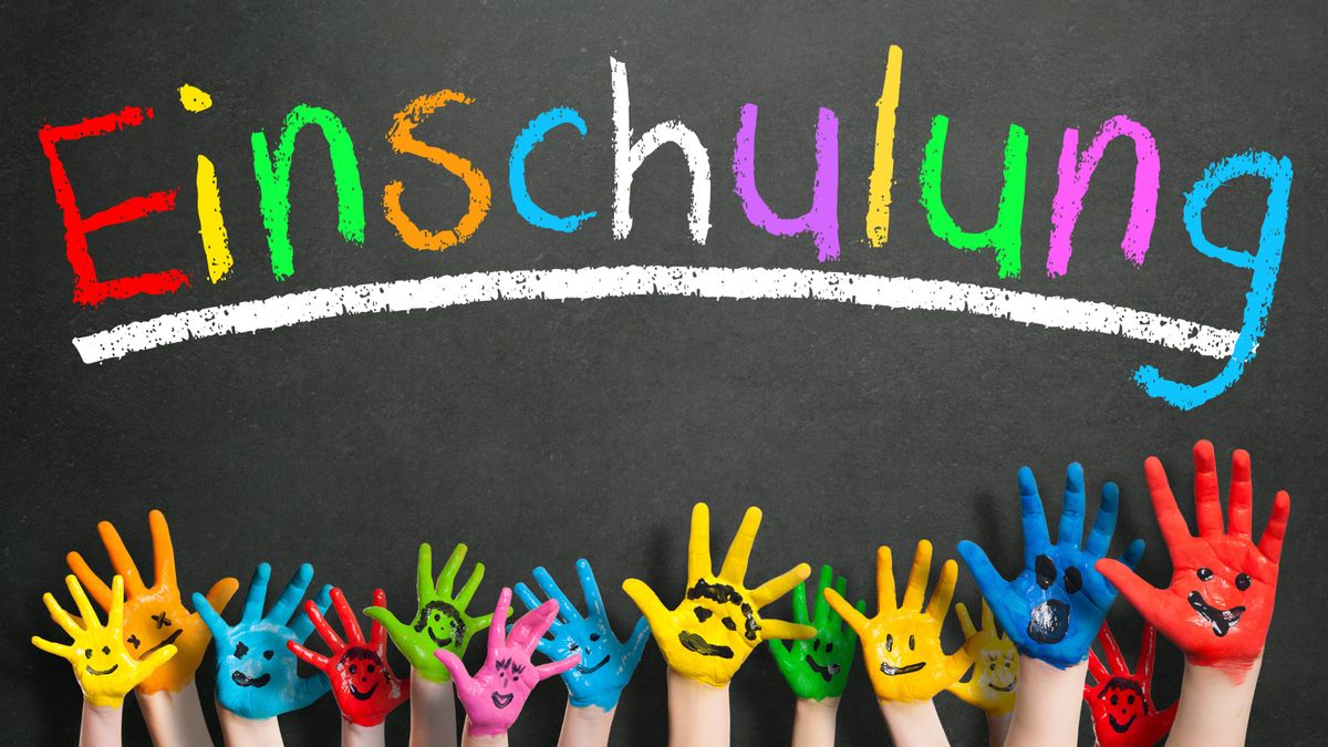 Viele bunt bemalte Kinderhände unter dem Schriftzug Einschulung