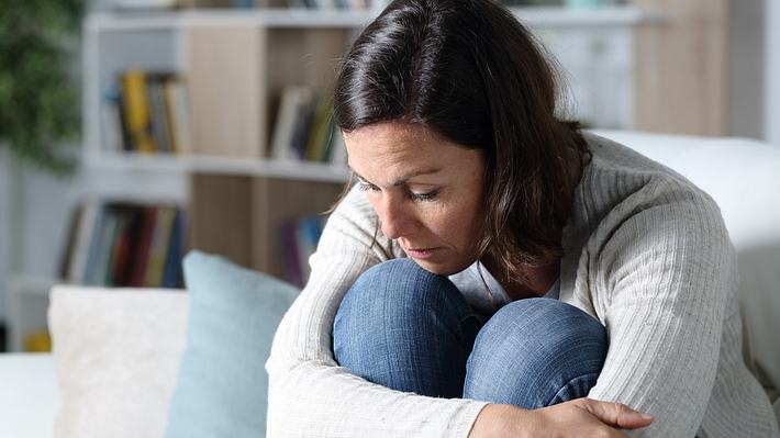 Einseitige Liebe: Wie du mit dem schmerzhaften Gefühl umgehen kannst - Foto: Pheelings Media/iStock