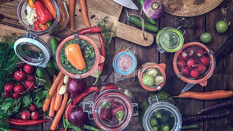Einweck Rezepte, um Obst und Gemüse einzukochen, sind schnell umgesetzt. - Foto: iStock/GMVozd
